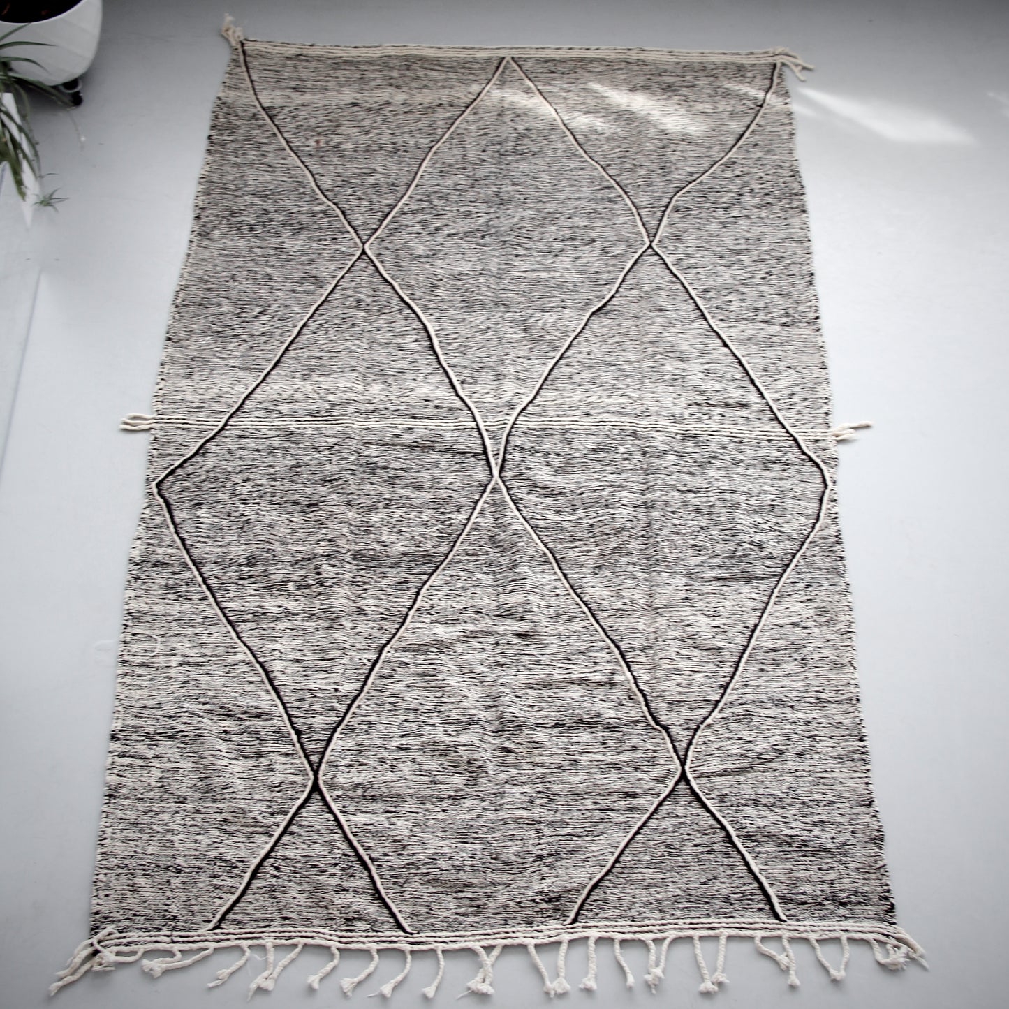 Tapis Zanafi Noir ( 9,8 x 6,5 pi )